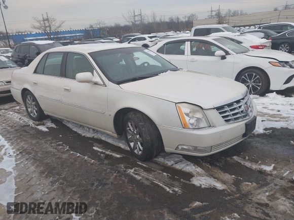2008 Cadillac DTS 1SA z VIN 1G6KD57Y48U110756, wystawiony jako IAAI lot #41553056 z przebiegiem 67 930 mil mil oraz . Historia ofert i sprzedaży dostępna na DreamBid. Obrazek 1.