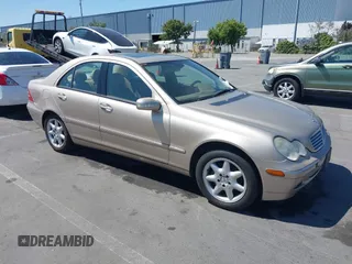 2002 Mercedes-Benz C 230/260/280/320 z VIN WDBRF61J62E006535, wystawiony jako IAAI lot #42662086 z przebiegiem 166 139 mil mil oraz . Historia ofert i sprzedaży dostępna na DreamBid. Obrazek 1.