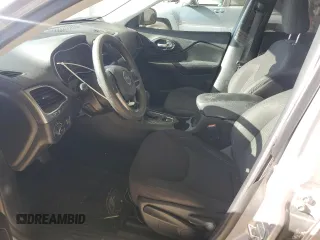 2019 Jeep Cherokee Latitude z VIN 1C4PJLCB7KD376684, wystawiony jako Copart lot #60566295 z przebiegiem 99 184 mil mil oraz Szkoda całkowita • Salvage title. Historia ofert i sprzedaży dostępna na DreamBid. Obrazek 7.