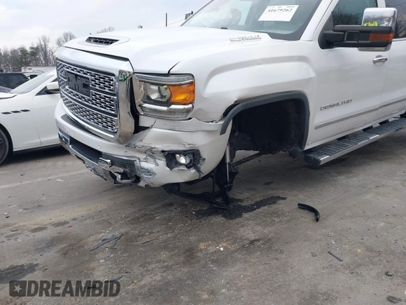 2018 GMC Sierra 2500HD Denali z VIN 1GT12UEY3JF229968, wystawiony jako IAAI lot #41679262 z przebiegiem 126 946 mil mil oraz . Historia ofert i sprzedaży dostępna na DreamBid. Obrazek 6.