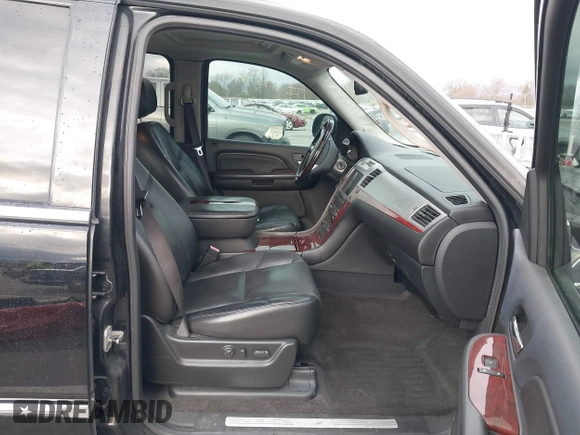 2008 Cadillac Escalade EXT z VIN 3GYFK62898G267066, wystawiony jako IAAI lot #41838226 z przebiegiem 115 559 mil mil oraz . Historia ofert i sprzedaży dostępna na DreamBid. Obrazek 5.