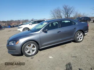 2014 Volkswagen Passat SE z VIN 1VWBT7A30EC103701, wystawiony jako Copart lot #48235225 z przebiegiem 104 570 mil mil oraz Szkody całkowita. Historia ofert i sprzedaży dostępna na DreamBid. Obrazek 1.