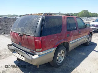 2000 GMC Jimmy SL with VIN 1GKCS13W9Y2264710, listed as a IAAI auction lot 42136082 with 206,584 mi miles. Bid and sale history available at carsss.com. Image 17.