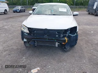 2013 Volkswagen Jetta SE z VIN 3VWDX7AJ2DM365888, wystawiony jako IAAI lot #42619730 z przebiegiem 134 594 mil mil oraz . Historia ofert i sprzedaży dostępna na DreamBid. Obrazek 6.