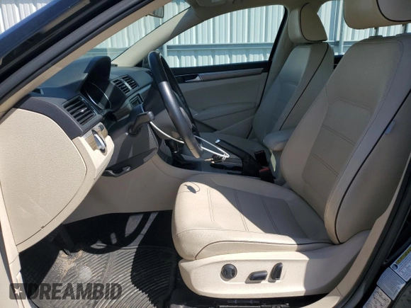2016 Volkswagen Passat SE z VIN 1VWBT7A38GC008483, wystawiony jako Copart lot #52851805 z przebiegiem 116 672 mil mil oraz Szkoda całkowita • Salvage title. Historia ofert i sprzedaży dostępna na DreamBid. Obrazek 7.