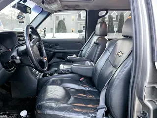 2002 Chevrolet Avalanche with VIN 3GNEK13T626206061, listed as a Copart auction lot 56700975 with 157,907 mi miles and Clean Title. Bid and sale history available at DreamBid. Image 5.