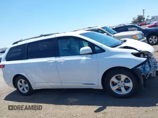 2015 Toyota Sienna LE AAS z VIN 5TDKK3DC3FS553918, wystawiony jako IAAI lot #42309906 z przebiegiem 127 529 mil mil oraz . Historia ofert i sprzedaży dostępna na DreamBid. Obrazek 14.