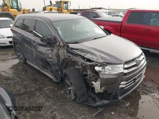 2018 Toyota Highlander LE z VIN 5TDZZRFH0JS249069, wystawiony jako IAAI lot #41710956 z przebiegiem 83 598 mil mil oraz . Historia ofert i sprzedaży dostępna na DreamBid. Obrazek 1.