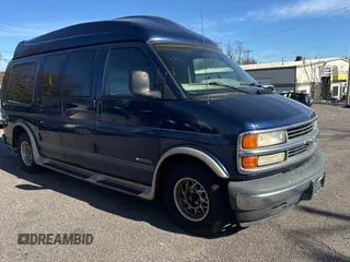 2002 Chevrolet Chevy Van z VIN 1GBFG15M421166126, wystawiony jako Copart lot #82826034 z przebiegiem 213 771 mil mil oraz Czysty tytuł • Clean title. Historia ofert i sprzedaży dostępna na DreamBid. Obrazek 1.