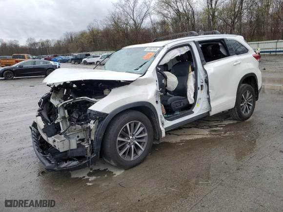 2018 Toyota Highlander SE with VIN 5TDJZRFH3JS523118, listed as a Copart auction lot 52860105 with 0 mi miles and Salvage Title. Bid and sale history available at carsss.com. Image 1.