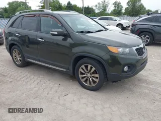 2011 Kia Sorento EX z VIN 5XYKUDA25BG106851, wystawiony jako IAAI lot #42378195 z przebiegiem 174 098 mil mil oraz . Historia ofert i sprzedaży dostępna na DreamBid. Obrazek 1.