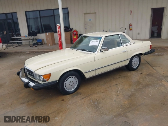 1983 Mercedes-Benz 380 SL z VIN WDBBA45A3DB021934, wystawiony jako IAAI lot #42355288 z przebiegiem 10 887 mil mil oraz . Historia ofert i sprzedaży dostępna na DreamBid. Obrazek 17.