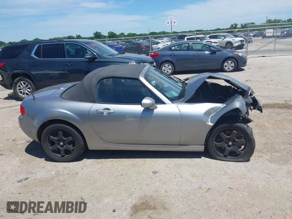 2013 Mazda MX-5 Miata Sport z VIN JM1NC2JF8D0232377, wystawiony jako IAAI lot #42312848 z przebiegiem Nie podano mil oraz . Historia ofert i sprzedaży dostępna na DreamBid. Obrazek 14.