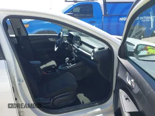 2023 Kia Forte LXS z VIN 3KPF24AD8PE624501, wystawiony jako IAAI lot #42376170 z przebiegiem 49 248 mil mil oraz . Historia ofert i sprzedaży dostępna na DreamBid. Obrazek 5.