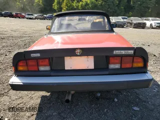 1986 Alfa Romeo Spider Veloce z VIN ZARBA5417G1036669, wystawiony jako Copart lot #81957554 z przebiegiem 71 219 mil mil oraz Czysty tytuł • Clean title. Historia ofert i sprzedaży dostępna na DreamBid. Obrazek 6.
