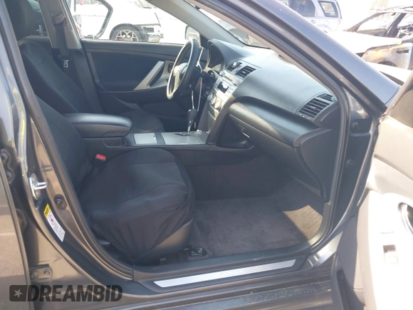 2011 Toyota Camry LE z VIN 4T1BF3EKXBU197608, wystawiony jako IAAI lot #41848207 z przebiegiem 131 676 mil mil oraz . Historia ofert i sprzedaży dostępna na DreamBid. Obrazek 5.