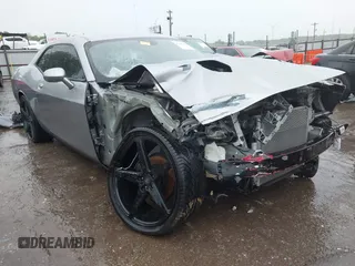 2018 Dodge Challenger SXT z VIN 2C3CDZAG8JH231926, wystawiony jako IAAI lot #42200382 z przebiegiem 117 061 mil mil oraz . Historia ofert i sprzedaży dostępna na DreamBid. Obrazek 1.