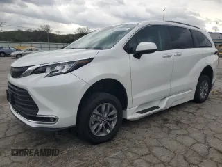 2022 Toyota Sienna XLE z VIN 5TDJRKECXNS075897, wystawiony jako Copart lot #51856935 z przebiegiem 15 805 mil mil oraz Czysty tytuł • Clean title. Historia ofert i sprzedaży dostępna na DreamBid. Obrazek 1.