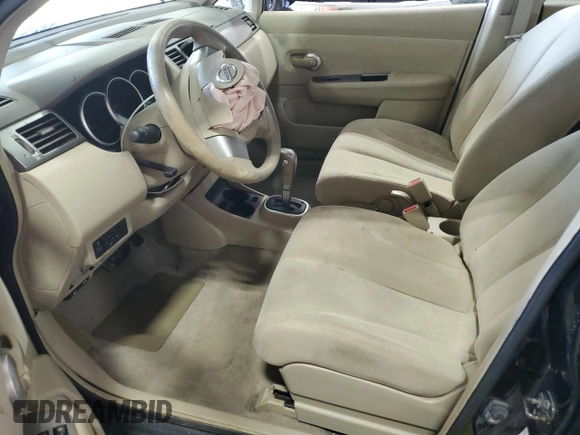 2007 Nissan Versa S z VIN 3N1BC13E47L404125, wystawiony jako Copart lot #57893205 z przebiegiem Nie podano mil oraz Szkoda całkowita • Salvage title. Historia ofert i sprzedaży dostępna na DreamBid. Obrazek 7.
