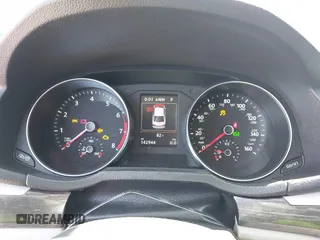 2018 Volkswagen Passat SE z VIN 1VWBA7A37JC033694, wystawiony jako IAAI lot #41977518 z przebiegiem 142 944 mil mil oraz . Historia ofert i sprzedaży dostępna na DreamBid. Obrazek 7.
