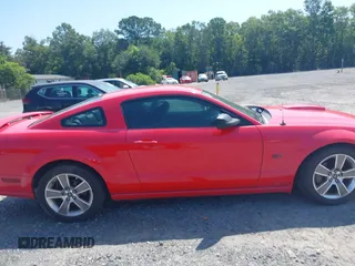 2008 Ford Mustang GT Deluxe z VIN 1ZVHT82H285184963, wystawiony jako IAAI lot #42479534 z przebiegiem 164 349 mil mil oraz . Historia ofert i sprzedaży dostępna na DreamBid. Obrazek 13.