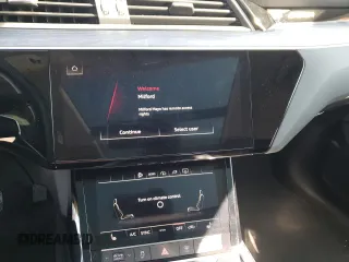 2022 Audi e-tron Premium z VIN WA1AAAGE0NB024295, wystawiony jako Copart lot #65237562 z przebiegiem 4 495 mil mil oraz . Historia ofert i sprzedaży dostępna na DreamBid. Obrazek 9.