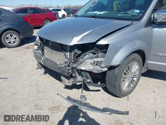 2014 Chrysler Town & Country Touring-L with VIN 2C4RC1CG7ER234517, listed as a IAAI auction lot 41824484 with 190,245 mi miles. Bid and sale history available at carsss.com. Image 6.