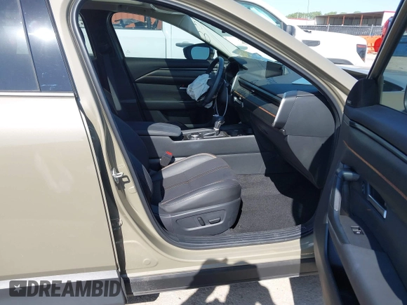 2024 Mazda CX-50 Premium z VIN 7MMVABDYXRN229669, wystawiony jako IAAI lot #41999385 z przebiegiem 10 882 mil mil oraz . Historia ofert i sprzedaży dostępna na DreamBid. Obrazek 5.