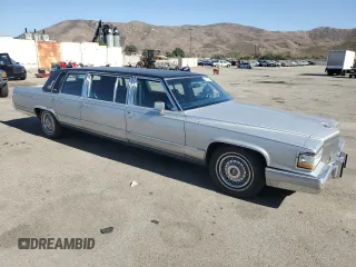 1992 Cadillac Brougham z VIN 1G6DW5474NR713140, wystawiony jako Copart lot #76990784 z przebiegiem 63 153 mil mil oraz Tytuł czysty. Historia ofert i sprzedaży dostępna na DreamBid. Obrazek 4.
