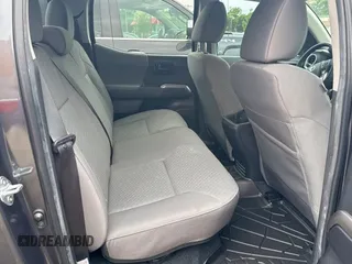 2023 Toyota Tacoma SR5 z VIN 3TMAZ5CN2PM196688, wystawiony jako Copart lot #58993285 z przebiegiem 4331 mil mil oraz Szkody całkowita. Historia ofert i sprzedaży dostępna na DreamBid. Obrazek 6.