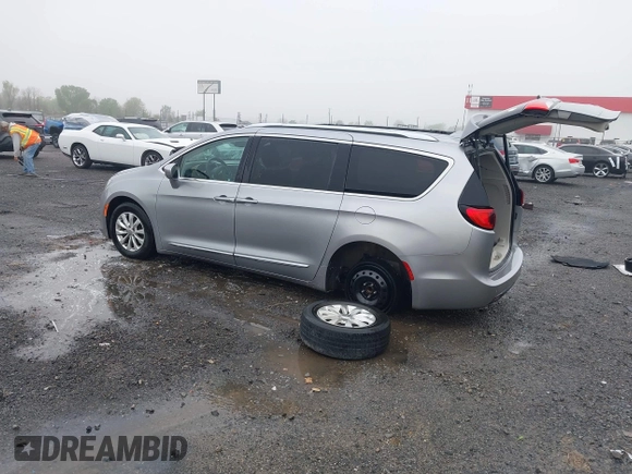 2018 Chrysler Pacifica Touring L with VIN 2C4RC1BGXJR142295, listed as a IAAI auction lot 41952592 with 135,092 mi miles and . Bid and sale history available at DreamBid. Image 3.