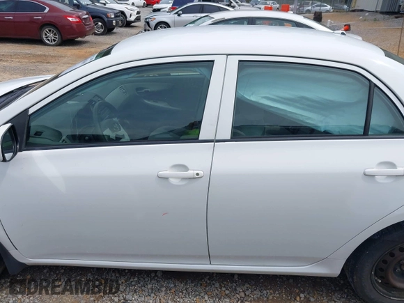 2010 Toyota Corolla z VIN JTDBU4EE7A9109478, wystawiony jako IAAI lot #42358869 z przebiegiem 106 095 mil mil oraz . Historia ofert i sprzedaży dostępna na DreamBid. Obrazek 14.