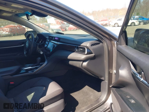 2019 Toyota Camry LE z VIN 4T1B11HK9KU245615, wystawiony jako IAAI lot #42066968 z przebiegiem 130 042 mil mil oraz . Historia ofert i sprzedaży dostępna na DreamBid. Obrazek 5.