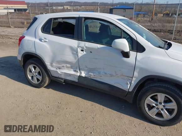 2020 Chevrolet Trax LS with VIN 3GNCJNSB5LL266439, listed as a IAAI auction lot 41763923 with 67,799 mi miles. Bid and sale history available at carsss.com. Image 6.