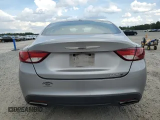 2015 Chrysler 200 S z VIN 1C3CCCBBXFN747271, wystawiony jako Copart lot #54495565 z przebiegiem 136 056 mil mil oraz Szkoda całkowita • Salvage title. Historia ofert i sprzedaży dostępna na DreamBid. Obrazek 6.