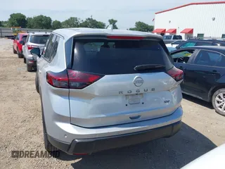 2024 Nissan Rogue SV z VIN 5N1BT3BA7RC681000, wystawiony jako IAAI lot #42275267 z przebiegiem 32 975 mil mil oraz . Historia ofert i sprzedaży dostępna na DreamBid. Obrazek 16.