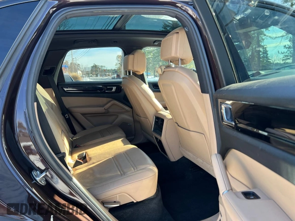 2019 Porsche Cayenne z VIN WP1AA2AY7KDA05952, wystawiony jako Copart lot #42854295 z przebiegiem 139 028 mil mil oraz Czysty tytuł • Clean title. Historia ofert i sprzedaży dostępna na DreamBid. Obrazek 6.
