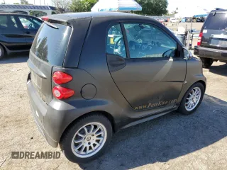 2013 Smart fortwo Passion z VIN WMEEJ9AA5DK726141, wystawiony jako Copart lot #50376945 z przebiegiem Nie podano mil oraz Tytuł czysty. Historia ofert i sprzedaży dostępna na DreamBid. Obrazek 3.