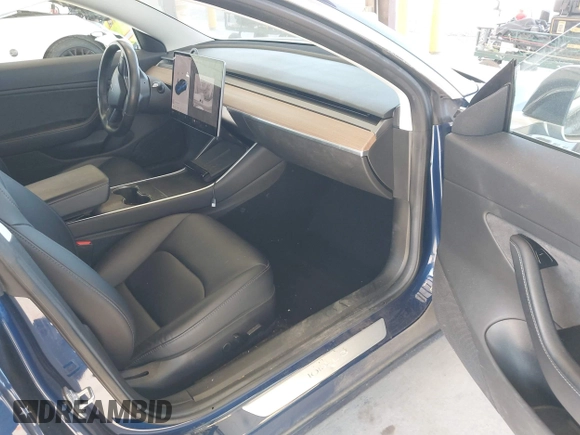 2018 Tesla Model 3 Long Range Battery z VIN 5YJ3E1EA6JF041970, wystawiony jako IAAI lot #42224514 z przebiegiem 79 744 mil mil oraz . Historia ofert i sprzedaży dostępna na DreamBid. Obrazek 5.