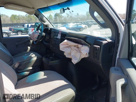 2017 GMC Savana Cargo z VIN 1GTW7AFF7H1915702, wystawiony jako IAAI lot #41768370 z przebiegiem 120 997 mil mil oraz . Historia ofert i sprzedaży dostępna na DreamBid. Obrazek 5.