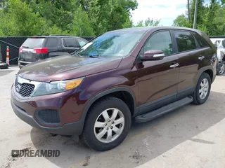 2012 Kia Sorento LX z VIN 5XYKT3A19CG286034, wystawiony jako IAAI lot #42269635 z przebiegiem 163 935 mil mil oraz . Historia ofert i sprzedaży dostępna na DreamBid. Obrazek 2.