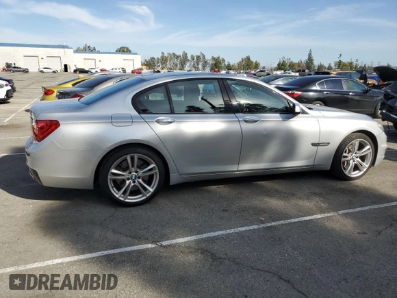 2012 BMW 7 Series 750i z VIN WBAKA8C50CDS99866, wystawiony jako Copart lot #48728465 z przebiegiem 129 547 mil mil oraz Szkoda całkowita • Salvage title. Historia ofert i sprzedaży dostępna na DreamBid. Obrazek 3.