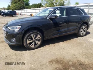 2024 Audi Q8 e-tron Premium Plus z VIN WA15AAGE0RB033134, wystawiony jako Copart lot #54479875 z przebiegiem 20 287 mil mil oraz Szkoda całkowita • Salvage title. Historia ofert i sprzedaży dostępna na DreamBid. Obrazek 1.