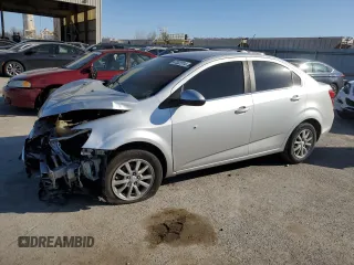 2018 Chevrolet Sonic LT z VIN 1G1JD5SH4J4121190, wystawiony jako Copart lot #47322514 z przebiegiem 111 254 mil mil oraz Szkoda całkowita • Salvage title. Historia ofert i sprzedaży dostępna na DreamBid. Obrazek 1.
