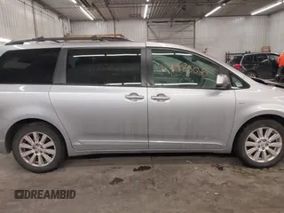 2017 Toyota Sienna XLE z VIN 5TDDZ3DC7HS151052, wystawiony jako IAAI lot #41498506 z przebiegiem 131 063 mil mil oraz . Historia ofert i sprzedaży dostępna na DreamBid. Obrazek 14.