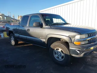 2002 Chevrolet Silverado 1500 LT with VIN 2GCEK19TX21183045, listed as a IAAI auction lot 40668595 with 211,358 mi miles. Bid and sale history available at carsss.com. Image 1.