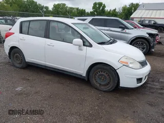 2009 Nissan Versa SL z VIN 3N1BC13E19L401296, wystawiony jako IAAI lot #42326812 z przebiegiem 178 756 mil mil oraz . Historia ofert i sprzedaży dostępna na DreamBid. Obrazek 1.