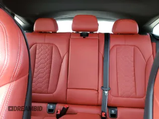 2022 BMW X4 M z VIN 5YM23EC02N9M62773, wystawiony jako Copart lot #53100254 z przebiegiem 9566 mil mil oraz Szkody całkowita. Historia ofert i sprzedaży dostępna na DreamBid. Obrazek 10.