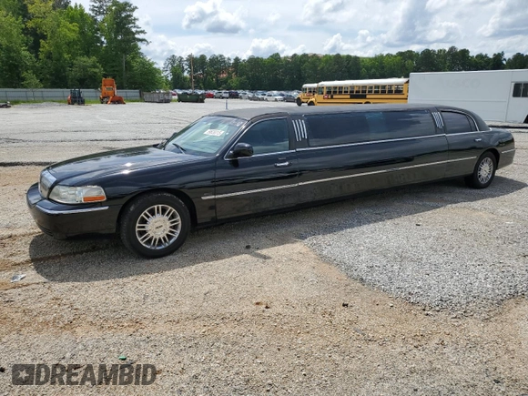 2004 Lincoln Town Car Executive z VIN 1L1FM81W54Y674245, wystawiony jako Copart lot #59638315 z przebiegiem 183 637 mil mil oraz Czysty tytuł • Clean title. Historia ofert i sprzedaży dostępna na DreamBid. Obrazek 1.