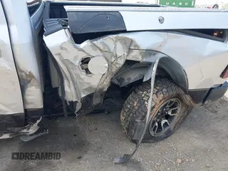 2015 Ram 1500 Rebel z VIN 1C6RR7YT0FS751334, wystawiony jako IAAI lot #41933040 z przebiegiem 167 336 mil mil oraz . Historia ofert i sprzedaży dostępna na DreamBid. Obrazek 6.